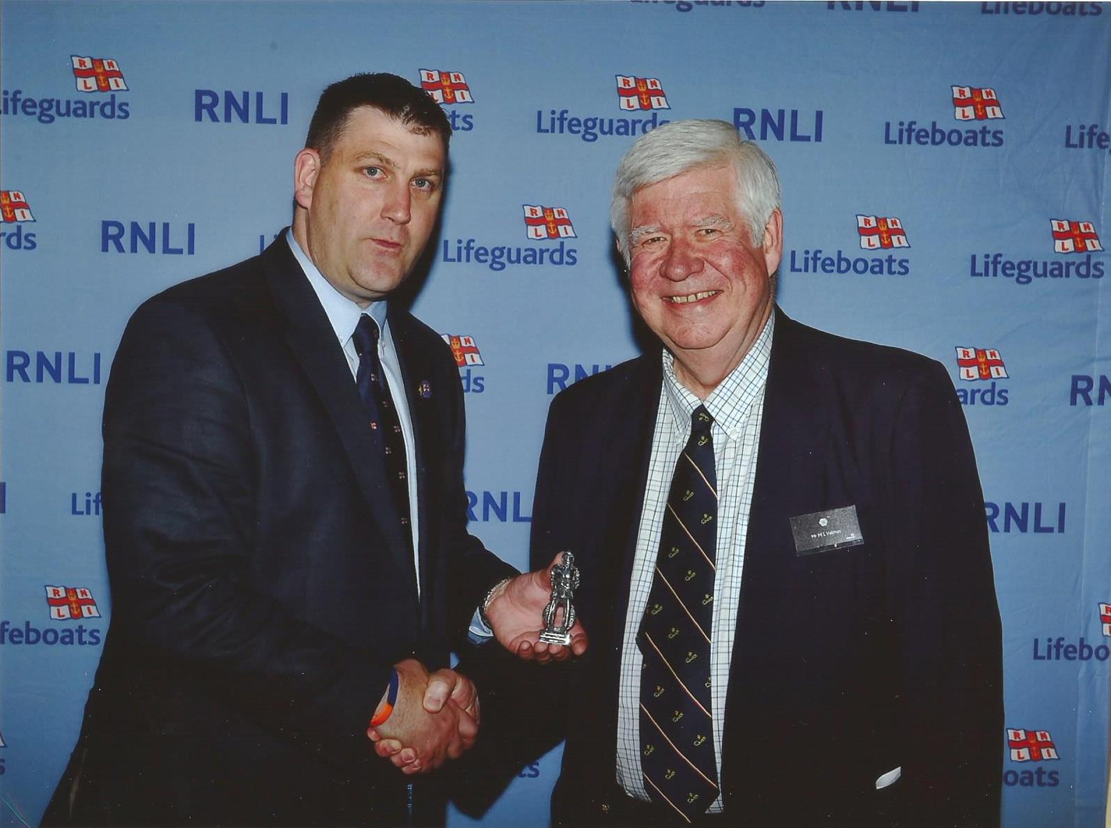 Mike Valmas receiving his silver statuette from Paul Taylor